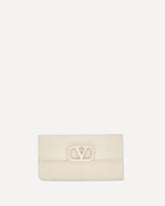 VLogo signature grainy calfskin chain Wallet - CREAM | Base Blu